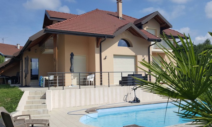 Meythet Villa | large swimming pool with large sun terraces