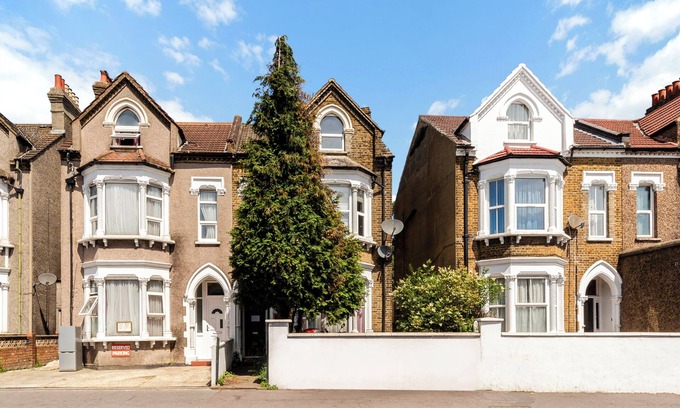 Bensham Manor Apartment | Large Thornton Heath Studio minutes from the station!
