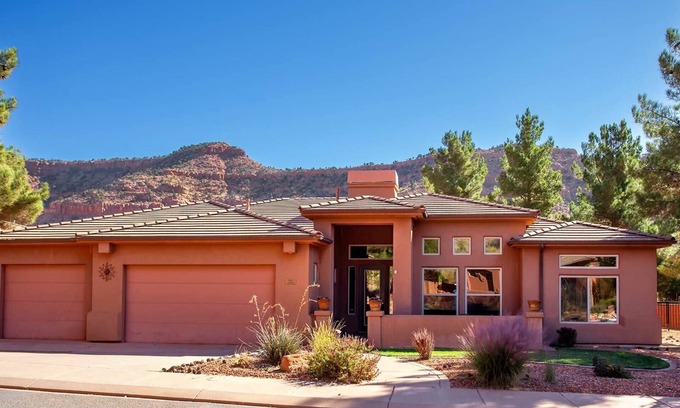 Kanab House | Large Vacation Home near Zion with Pool & Hot Tub!