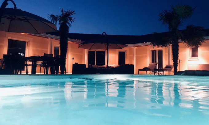 Sanguinet Villa | LARGE VILLA WITH HEATED SWIMMING POOL CLOSE TO THE LAKE BEACHES AND MARINA.