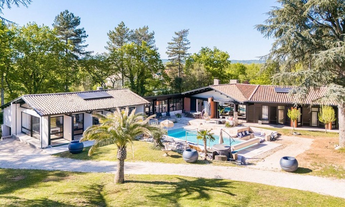 Montauban House | Large Villa with Pool: Perfect Escape!