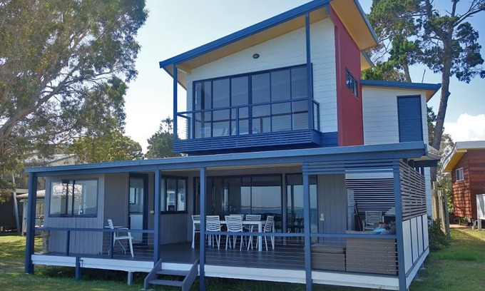 Amity Point House | Large waterfront home with bay views to Moreton Island