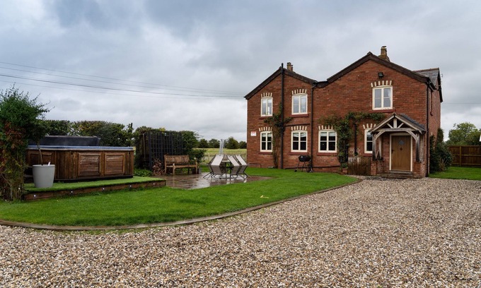 Overton-on-dee House | Large Welsh Cottage Jubilee House
