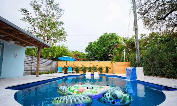 Shady Banks House | Las Tortugas Modern Beach Oasis. Heated pool, Saltwater Filter Tiki Hut.