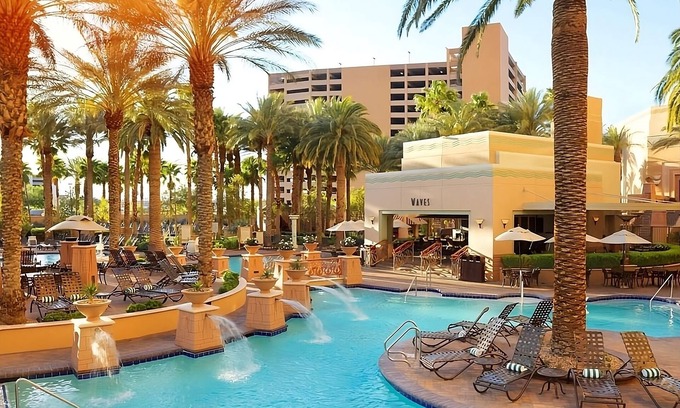 Las Vegas Hotel | Las Vegas Strip Suite w/Living Area, Dining Area & Full Kitchen | Outdoor Pool