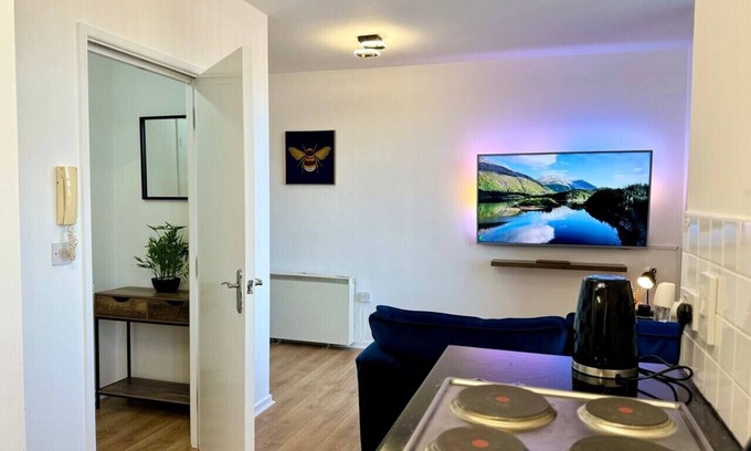 Cradley Apartment | Last Min! Private Smart Tv Kitchen Parking KingBed