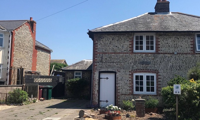 East Wittering Cottage | Late 18th Century cottage 250m from the sea