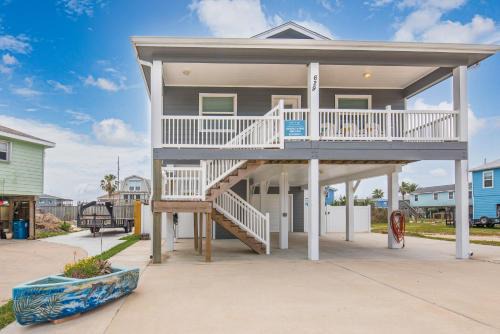 Leeward Sands House | Latitude Adjustment - PRIVATE POOL/ELEVATOR!