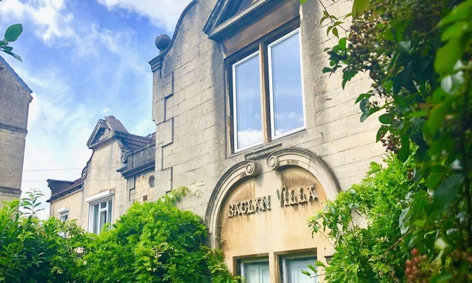 Bath Apartment | Laura’s Townhouse Apartments Headmaster’s Retreat