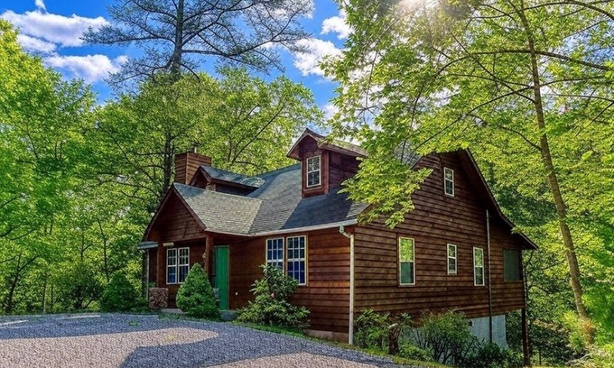 Wears Valley Cabin | Laurel Cottage, $560 FREE tickets each paid day, Hot Tub, Pool Table!