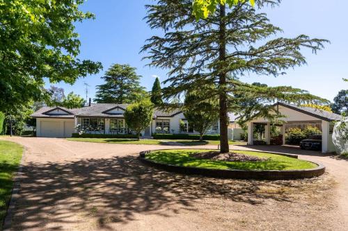 Burradoo House | Lauretana House & Cottage - Homestead In Bowral!