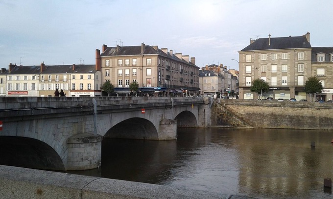 Laval Apartment | LAVAL CENTER APARTMENT WITH QUIET ROOM IN QUIET