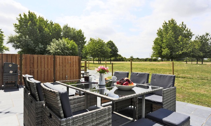 Beccles House | Lavender Cottage - Four Bedroom House, Sleeps 8