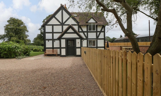 Malvern House | LAVENDER COTTAGE, pet friendly, luxury holiday cottage in Malvern