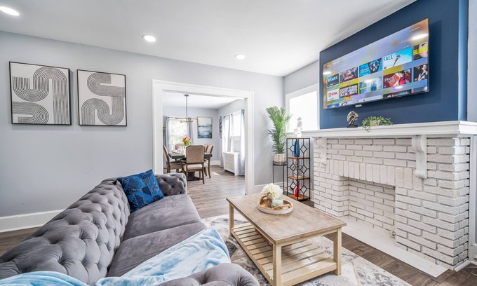 Irvington House | Lavish 3 Bedroom 1 Bath house-10 minutes to EWR/FREE parking for multiple cars.