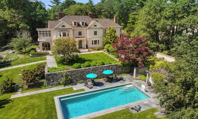 Dedham House | Lavish Boston Villa | 🏊 Pool, 🌸 Gardens, 🎲 Games, 📚 Library | 8BR Sleeps 18