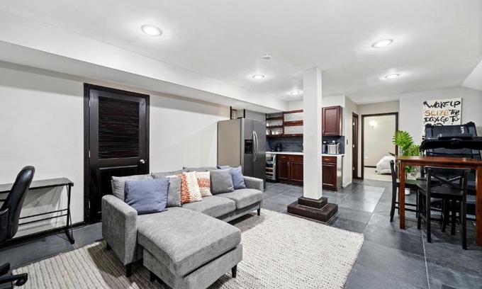 Grand Boulevard Apartment | Lavish Near Lake Downtown & SOX #G
