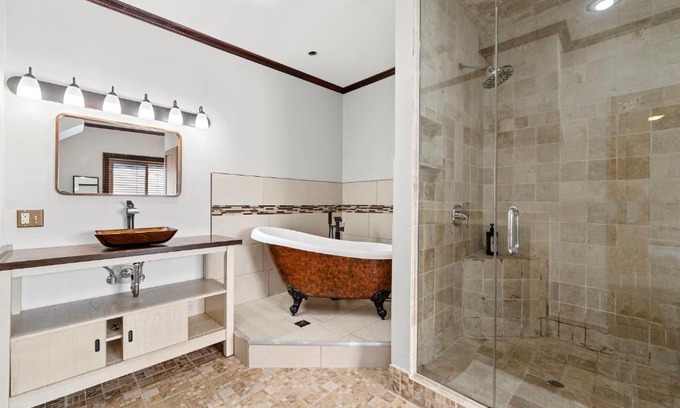 Grand Boulevard Apartment | Lavish Stay near lake & downtown #2