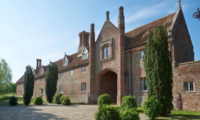Hales House | Lavish Tudor Estate & Gardens - Sleeps 20!