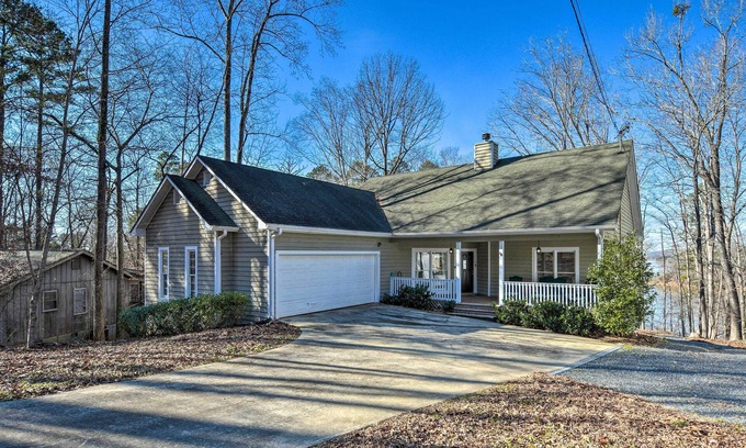 Gumlog House | Lavonia Lake House w/Private Dock & Bonfire!