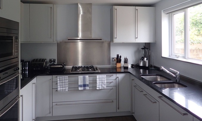 West Hendon House | Layfield House- Luxury 3 Bedroom Family Home close to transport links to London