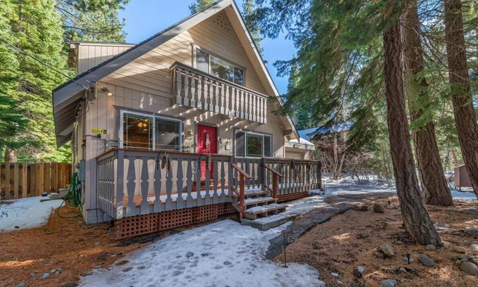 Tahoma Cabin | Lazy Bear Cabin in Tahoma - Hot tub, backyard with patio