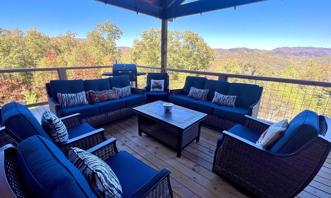 Walland Cabin | Lazy Bear Lodge (5-Bedroom Cabin) with Pool and Mountain view by RedAwning