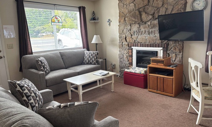 Seaview House | Lazy K Cabin-Pet Friendly and close to the beach