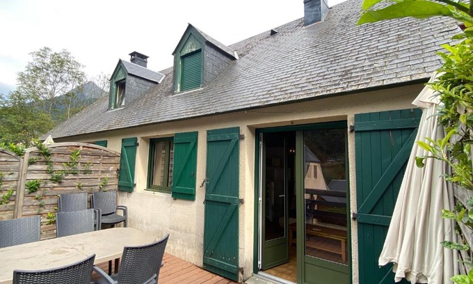 Cauterets Apartment | Le 103. Chalet 3 chambres. Terrasse. Parking. wifi.