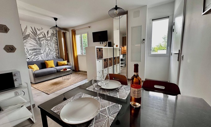 La Roque-d'Antheron Apartment | Le 29 Grimaldi, charming quiet studio, close to the Piano Festival and the Luberon.