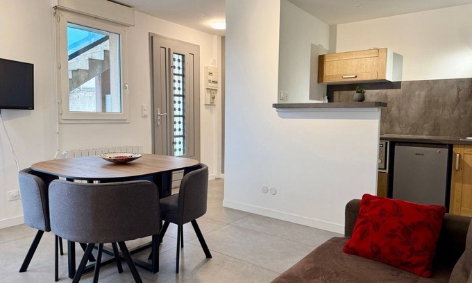 Dijon Apartment | Le Bacquin 21 town center 2 minutes away, train station 700 m away, secure private parking.