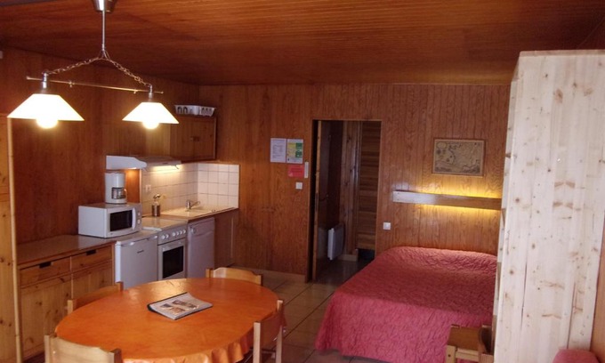Besse-et-Saint-Anastaise Apartment | Le Champbourguet