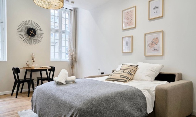 Old Town Apartment | Le Champenois*Central*Gare*WiFi*1*Mon Groom