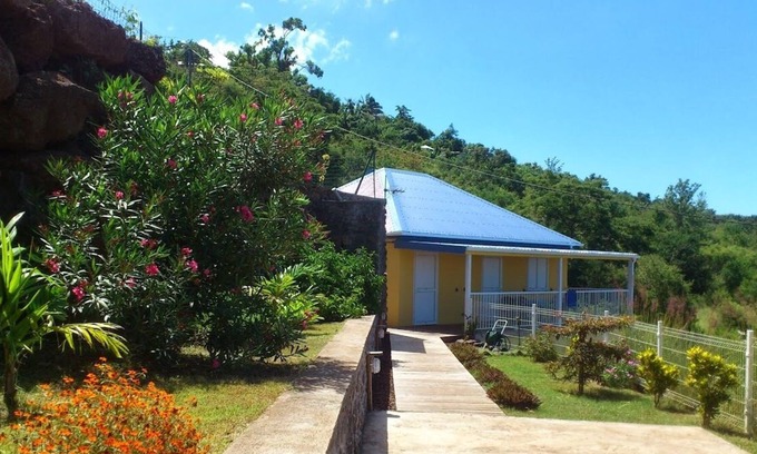 Piton Saint-Leu Villa | Le choca blanc, quiet, covered terrace overlooking the ocean