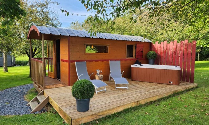 Saint-Jean-d'Elle House | le cocon d'amour " Roulotte avec jaccuzi privé "