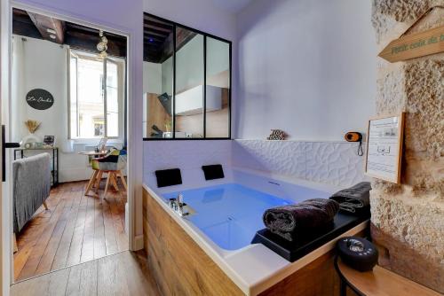 Dijon Centre Ville Apartment | Le Duché - Séjour romantique avec balnéo privative - Dijon centre