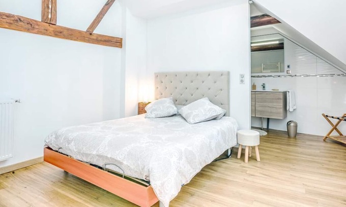 Le Mesnil-sur-Oger Apartment | Le Edouard" luxury suite with relaxation area and sauna, outdoor area and vaulted cellar