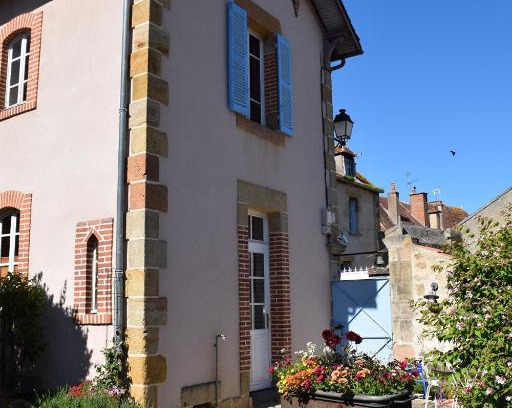 Souvigny House | Le gîte clos Monade