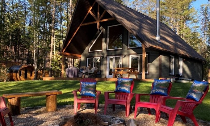 Mansfield-et-Pontefract Ski Chalet | Le Godendard - waterfront + sauna & wood fireplace