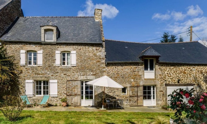 Ploubalay House | Le Grand Portail Blanc