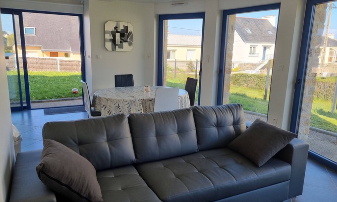 Camaret-sur-Mer Apartment | Le Homard, convivial apartment with garden