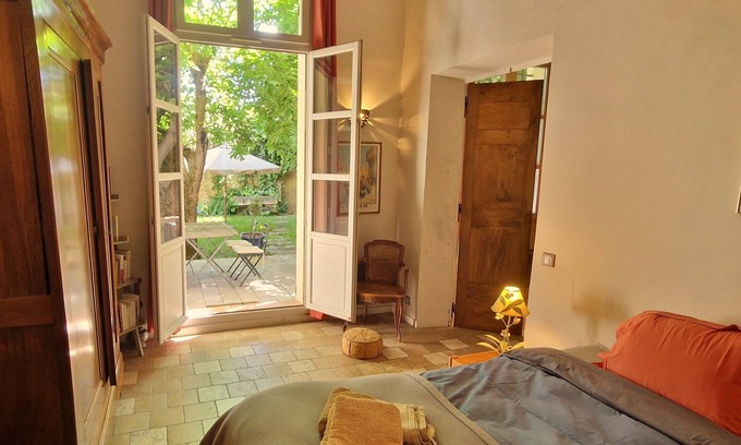 Couronne Urbaine Apartment | Le Jardin secret, unique and quiet apartment with garden in the center of town