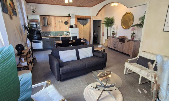 Laragne-Monteglin Apartment | Le Loft - 1-bedroom apartment - Ground floor. Ideally located for shopping and tourism.