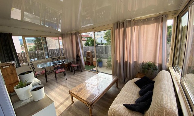 La Seyne-sur-Mer Apartment | Le Lola charment T3 à 10 minutes à pied de la plage.