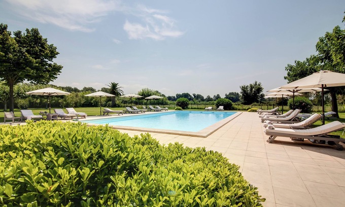 Le Sambuc Hotel | Le Mas De Peint