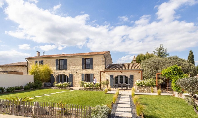 Chateaurenard Villa | Le Mas des Oliviers - with private pool and walking distance of Chateaurenard