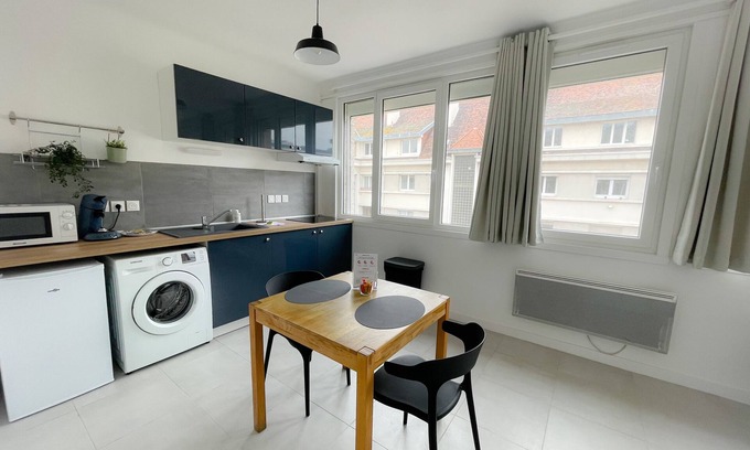 Calais City Center Apartment | Le Minck vue phare de Calais
