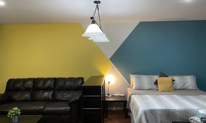 April Sound Apartment | Le Petit Naj Mahal · Cozy Guest-Studio by the Golf Course Lake-Front
