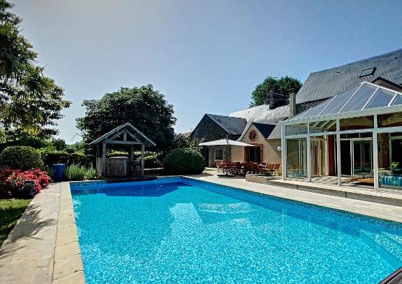 Vains House | Le Petit Saint-Léonard