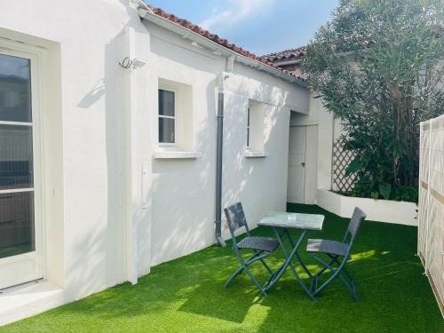 Saintes Apartment | Le Petit Saintonge - Cour Privée